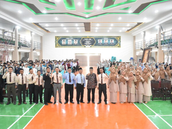 STUDIUM GENERAL "ISLAM GLOBAL DAN IDENTITAS MUSLIM: MENJADI RAHMAT DI BUDAYA TENGAH TRANSNASIONAL OLEH BPK.Prof.Dr. Achmad Muhibbin, M,ag,. (Sekertaris LPPD Pemprov Jawa Timur)